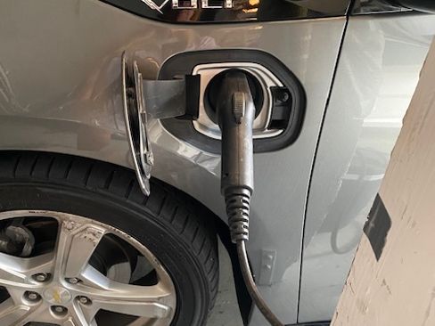 Used 2017 Chevrolet Volt LT FWD image 2