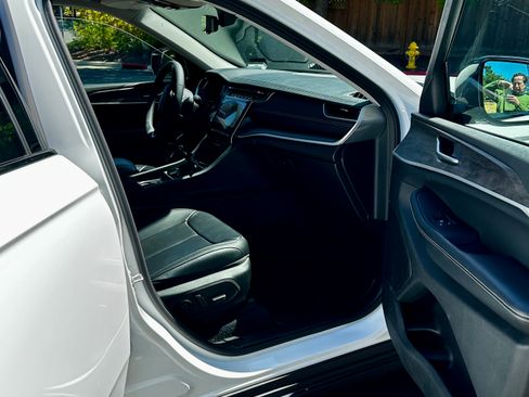 Used 2024 Jeep Grand Cherokee Limited w/ Luxury Tech Group II image 16