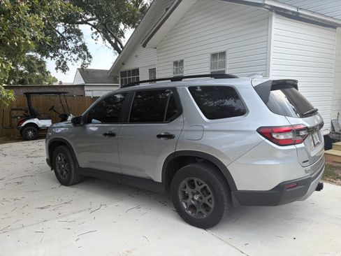 Used 2025 Honda Pilot TrailSport image 4