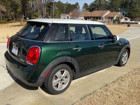 Used 2017 MINI Cooper 4-Door Hardtop image 4