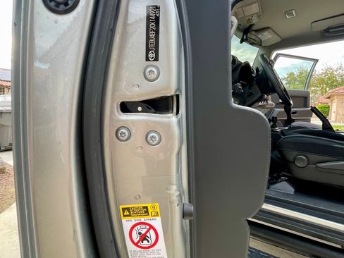 Used 2012 Toyota FJ Cruiser 4WD w/ Convenience Pkg image 24