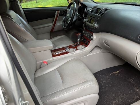 Used 2011 Toyota Highlander Limited w/ Tow Pkg AWD/4WD image 12