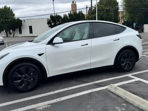 Used 2024 Tesla Model Y Long Range RWD image 1