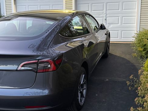 Used 2023 Tesla Model 3 Standard Range image 9