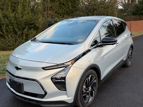 Used 2022 Chevrolet Bolt LT w/ Infotainment Package image 2