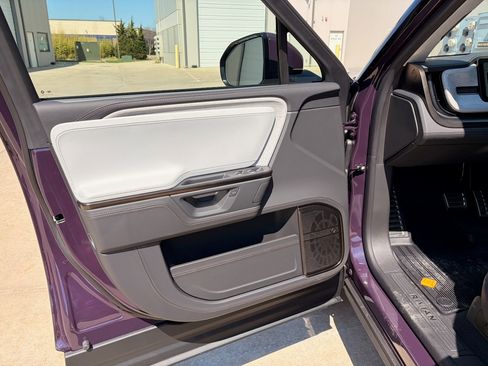 Used 2026 Rivian R1S Premium image 18