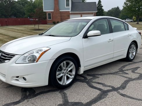 Used 2012 Nissan Altima 3.5 SR w/ Sport Pkg FWD image 1