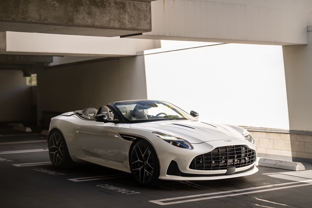 Used 2025 Aston Martin DB12 Convertible RWD image 4