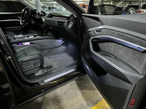 Used 2021 Audi e-tron Prestige w/ Prestige Package image 18