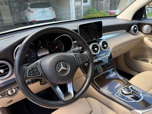 Used 2019 Mercedes-Benz GLC 300 4MATIC image 9