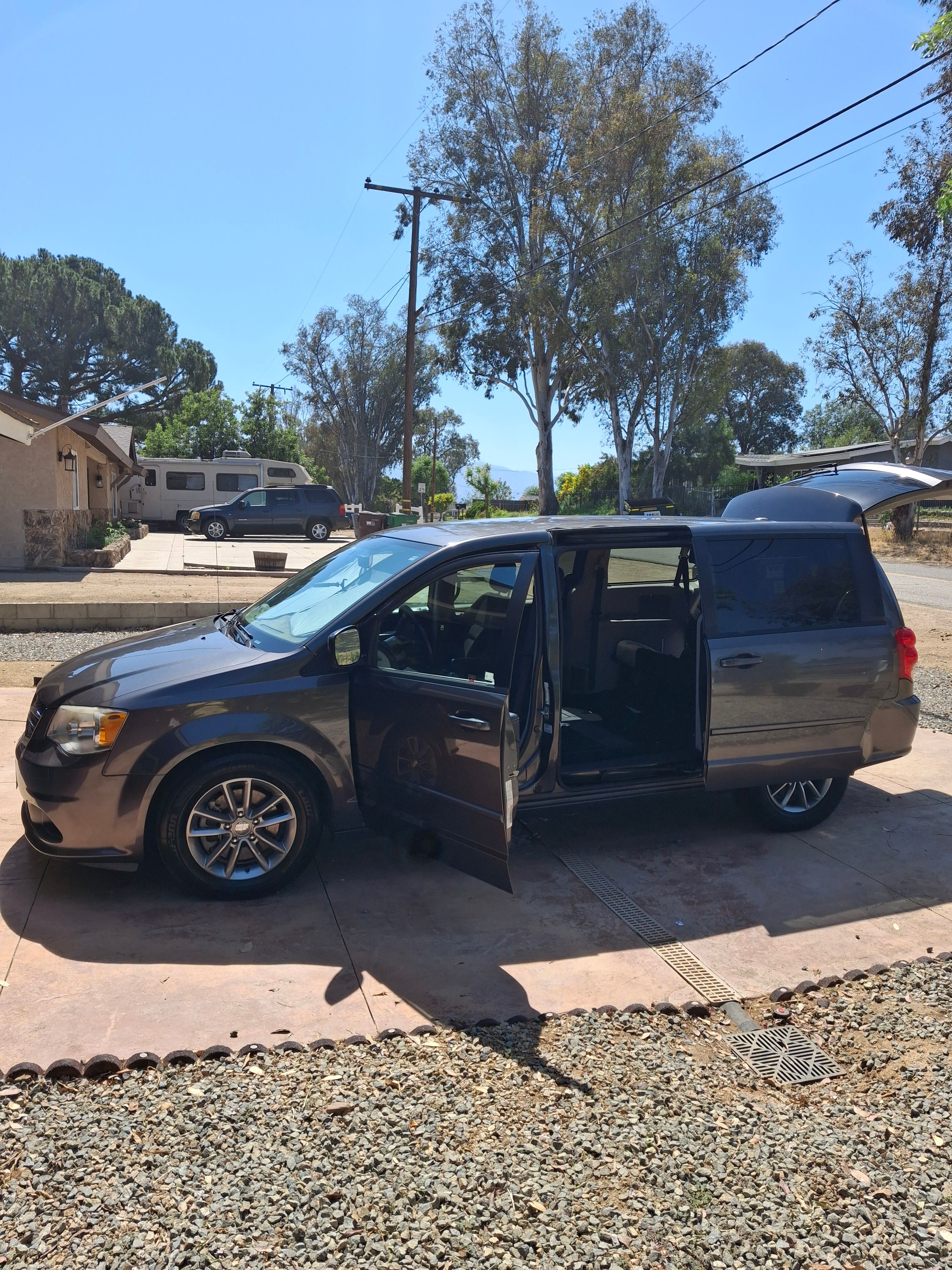 Used 2016 Dodge Grand Caravan SE FWD image 2