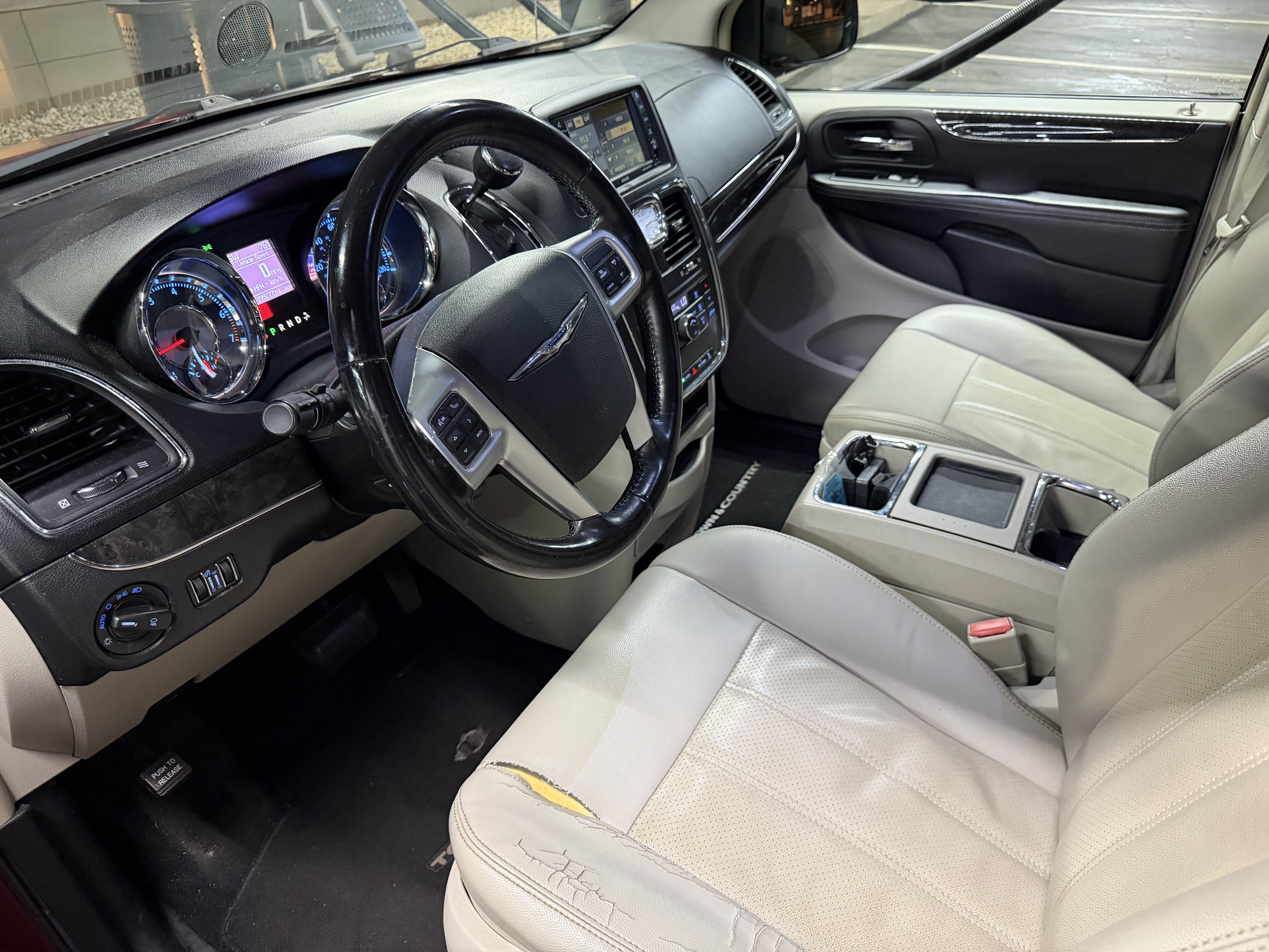 Used 2012 Chrysler Town & Country Touring w/ Entertainment Group #1 FWD image 6