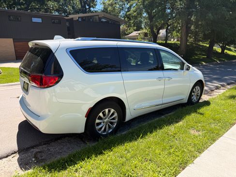 Used 2018 Chrysler Pacifica Touring-L FWD image 2