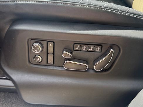 Used 2018 Bentley Bentayga AWD/4WD image 15