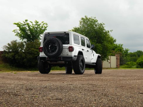 Used 2020 Jeep Wrangler Unlimited Sahara image 10