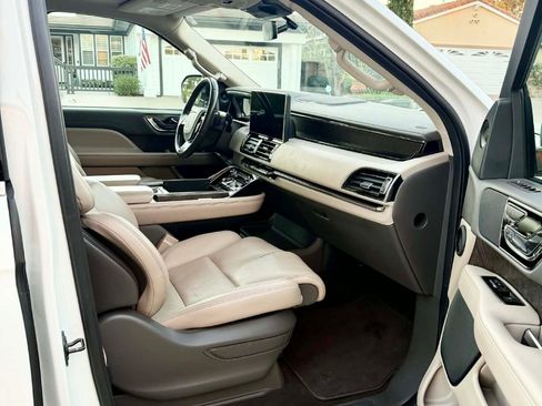 Used 2022 Lincoln Navigator Reserve image 10
