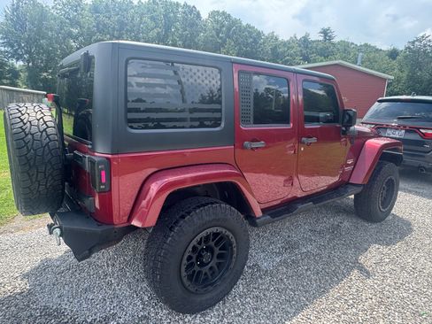Used 2012 Jeep Wrangler Unlimited Sahara w/ Connectivity Group AWD/4WD image 18