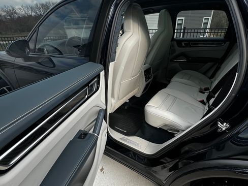 Used 2020 Porsche Cayenne Turbo image 8
