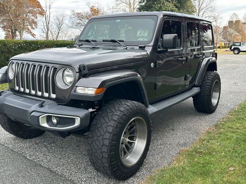 Used 2019 Jeep Wrangler Unlimited Sahara image 2