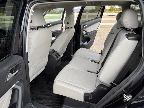 Used 2020 Volkswagen Tiguan SE w/ Panoramic Sunroof Package FWD image 16