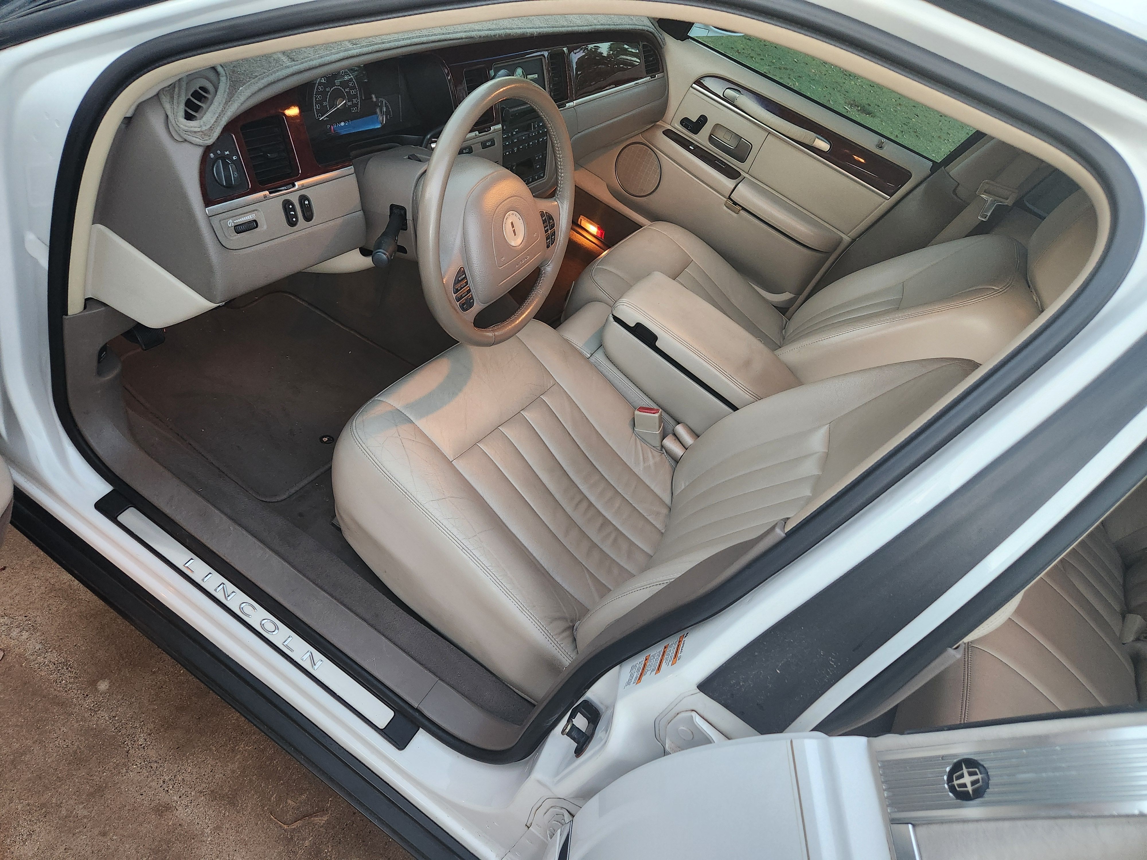 Used 2003 Lincoln Town Car Executive RWD image 15
