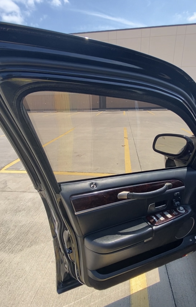 Used 2011 Lincoln Town Car Signature Limited RWD image 17