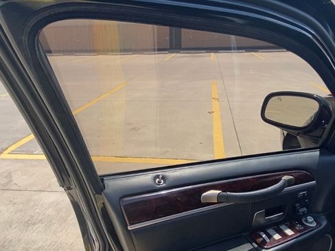 Used 2011 Lincoln Town Car Signature Limited image 17