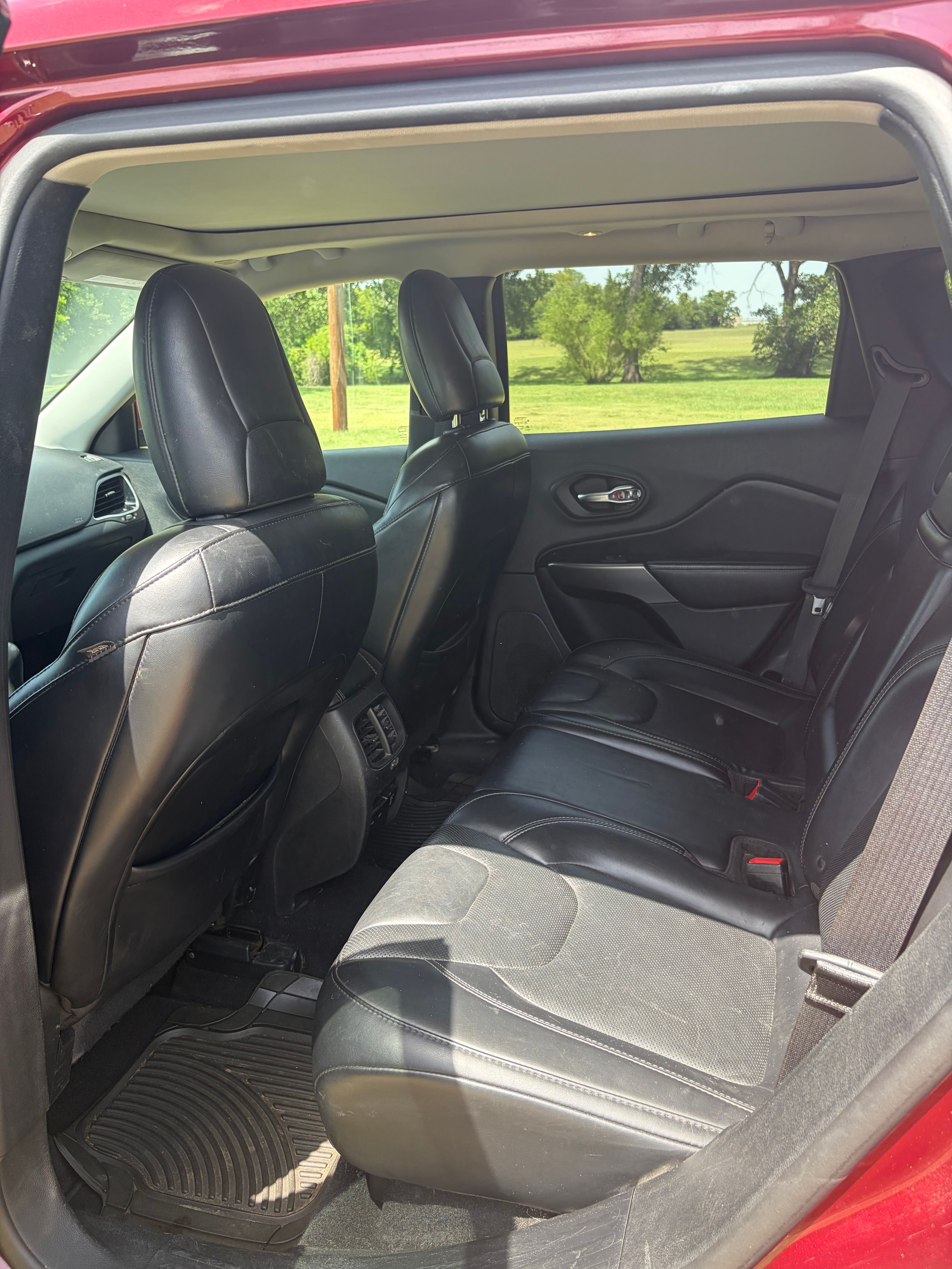 Used 2019 Jeep Cherokee Limited FWD image 9