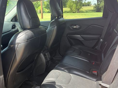 Used 2019 Jeep Cherokee Limited FWD image 9