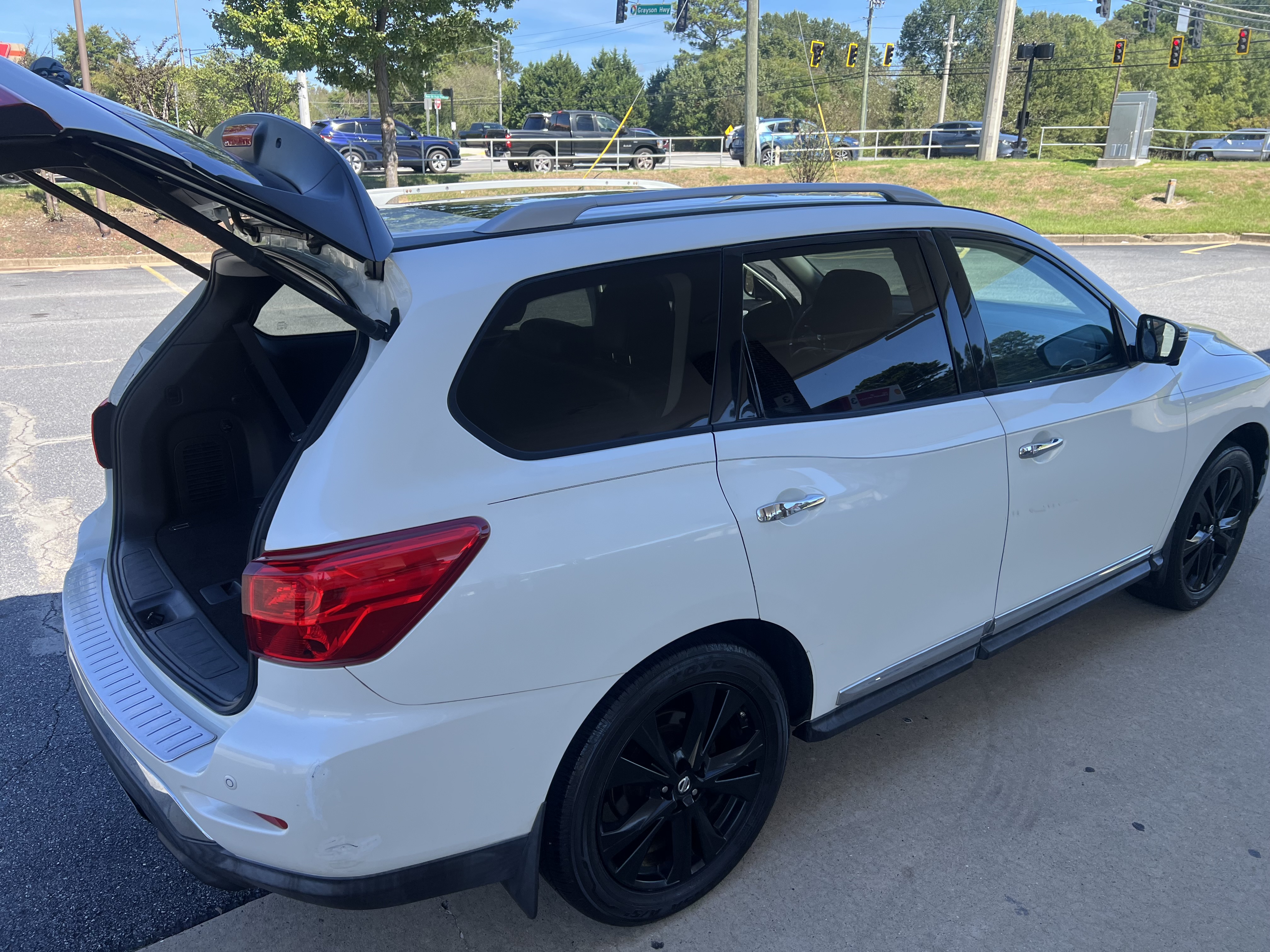 Used 2017 Nissan Pathfinder S AWD/4WD image 8