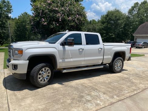 Used 2018 GMC Sierra 2500 Denali w/ Duramax Plus Package image 2