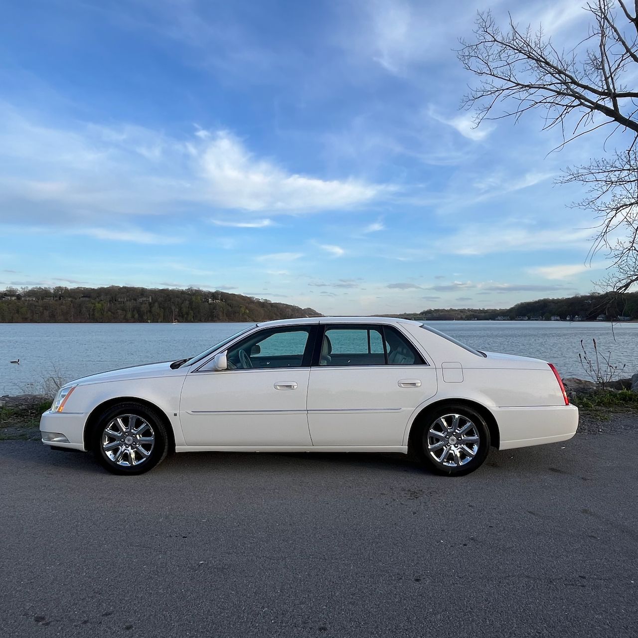 Used 2008 Cadillac DTS FWD image 2