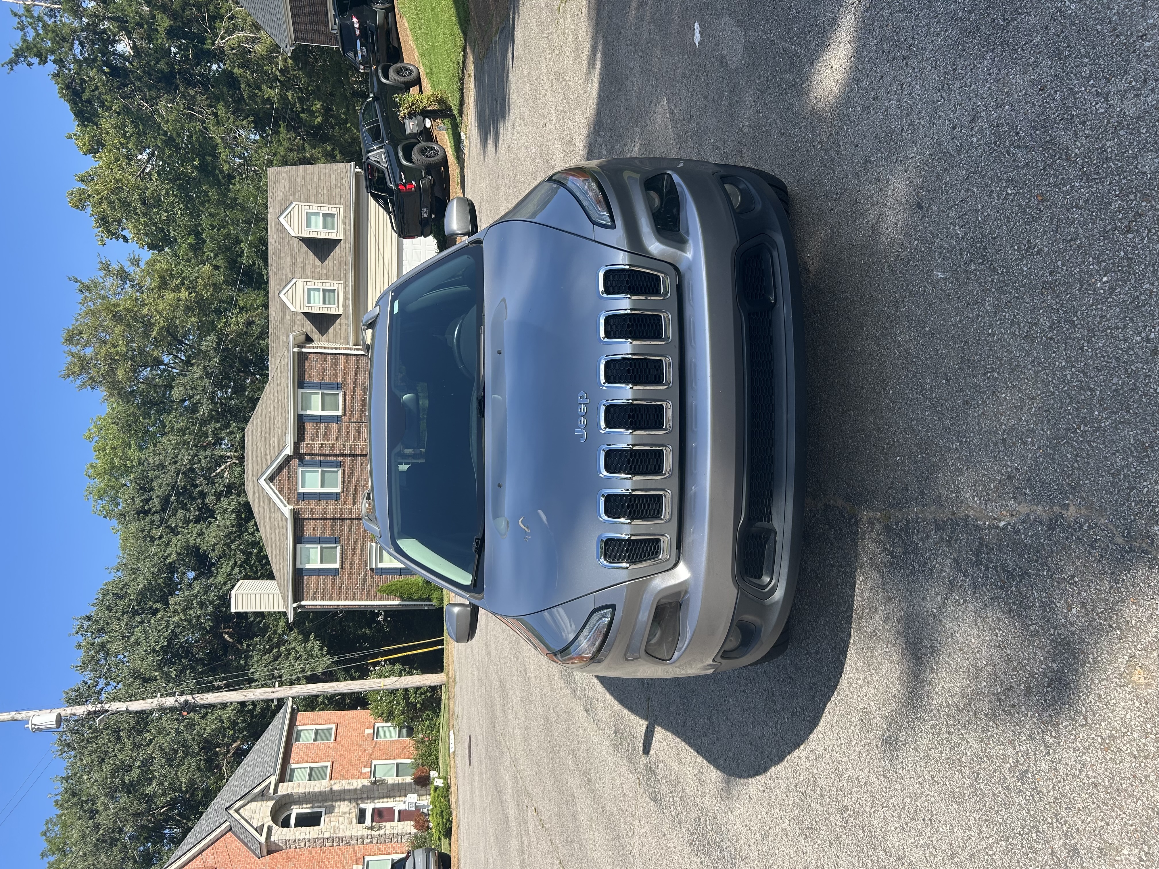 Used 2017 Jeep Cherokee Latitude w/ Safety/Convenience Group FWD image 2