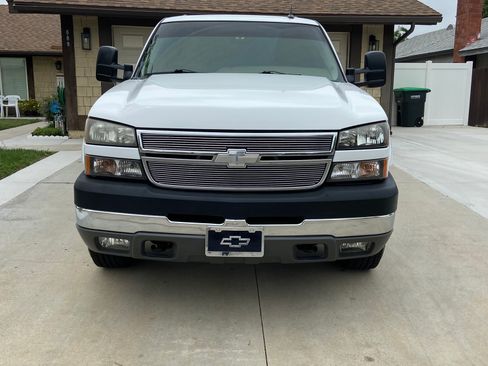 Used 2005 Chevrolet Silverado 2500 LT w/ Heavy-Duty Power Package image 9