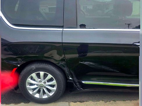 Used 2017 Chrysler Pacifica Touring-L image 5