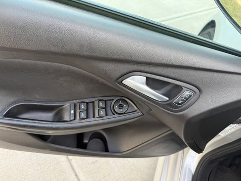 Used 2016 Ford Focus SE w/ SE Sport Package image 8