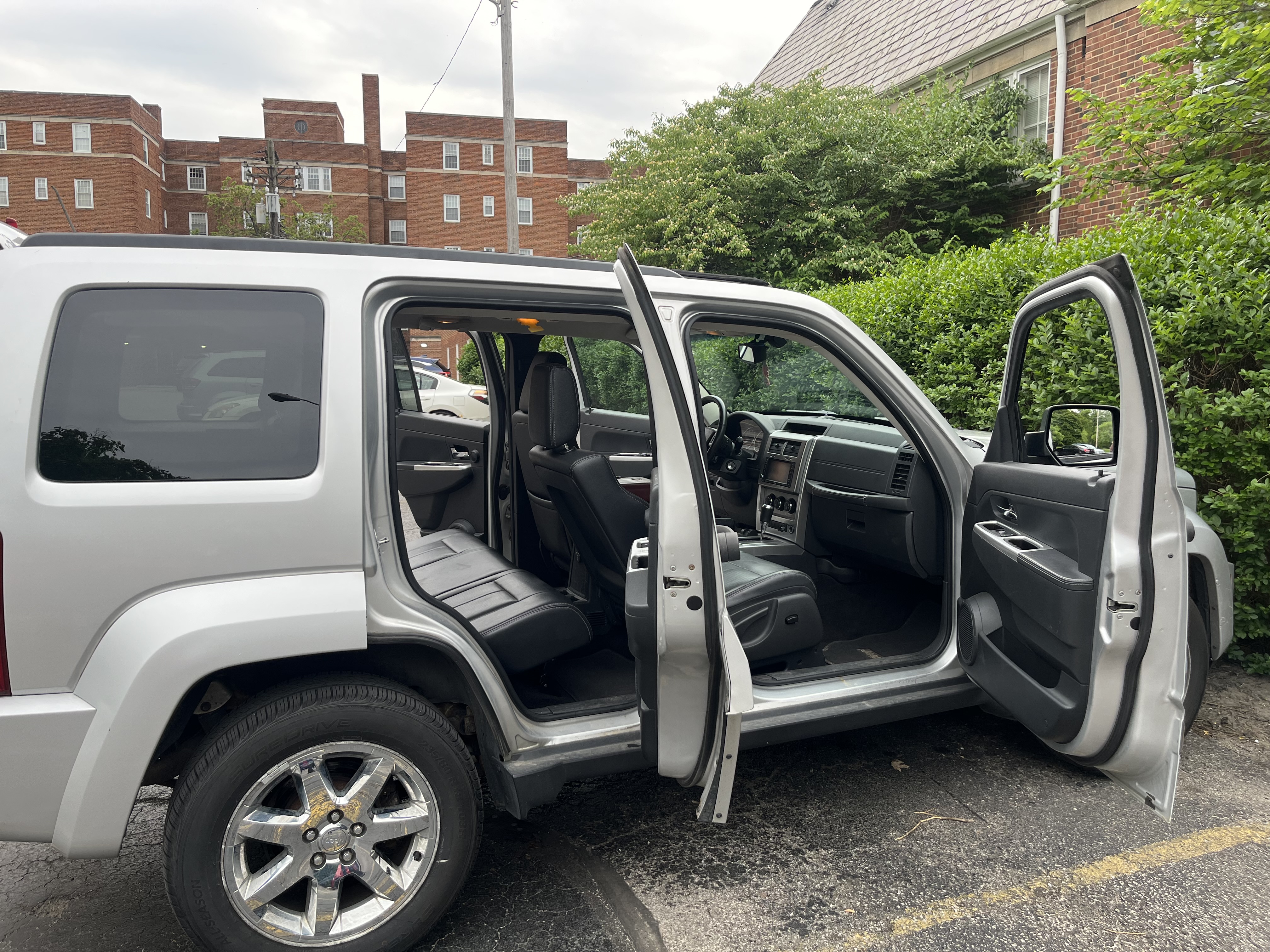 Used 2009 Jeep Liberty Limited w/ Premium Group II AWD/4WD image 10