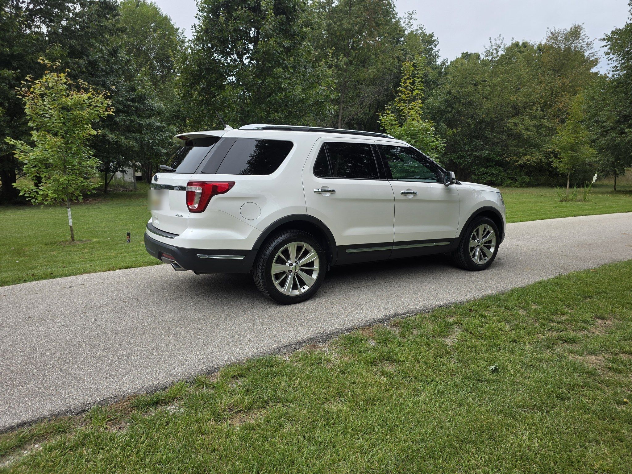 Used 2018 Ford Explorer Limited w/ Equipment Group 301A AWD/4WD image 2