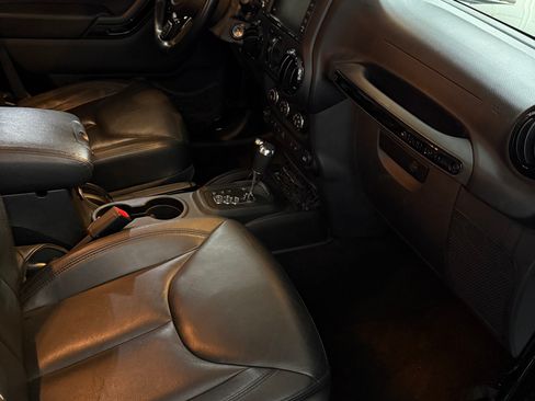 Used 2015 Jeep Wrangler Unlimited Sahara AWD/4WD image 9