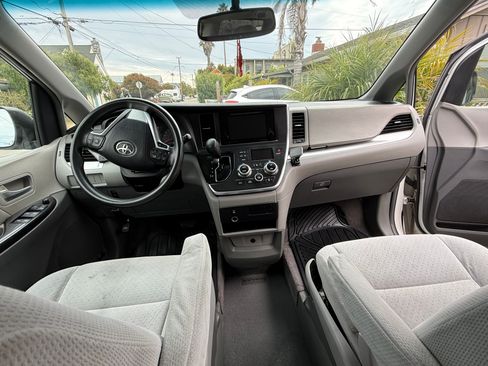Used 2015 Toyota Sienna LE FWD image 11