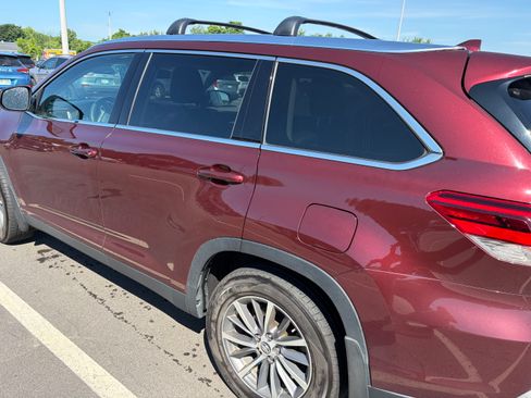Used 2019 Toyota Highlander XLE AWD/4WD image 6