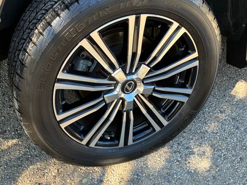 Used 2020 Lexus LX 570 4WD w/ Luxury Package image 8