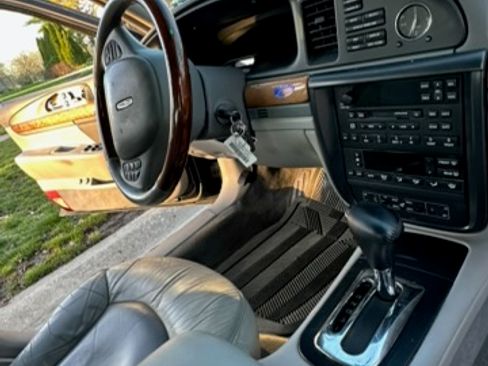 Used 2001 Lincoln Continental image 14