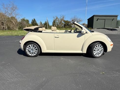 Used 2008 Volkswagen Beetle SE image 1