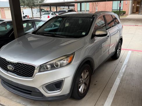 Used 2017 Kia Sorento LX w/ LX V6 Convenience Package image 4