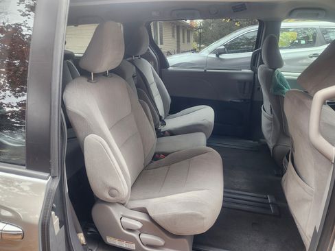 Used 2019 Toyota Sienna LE image 9