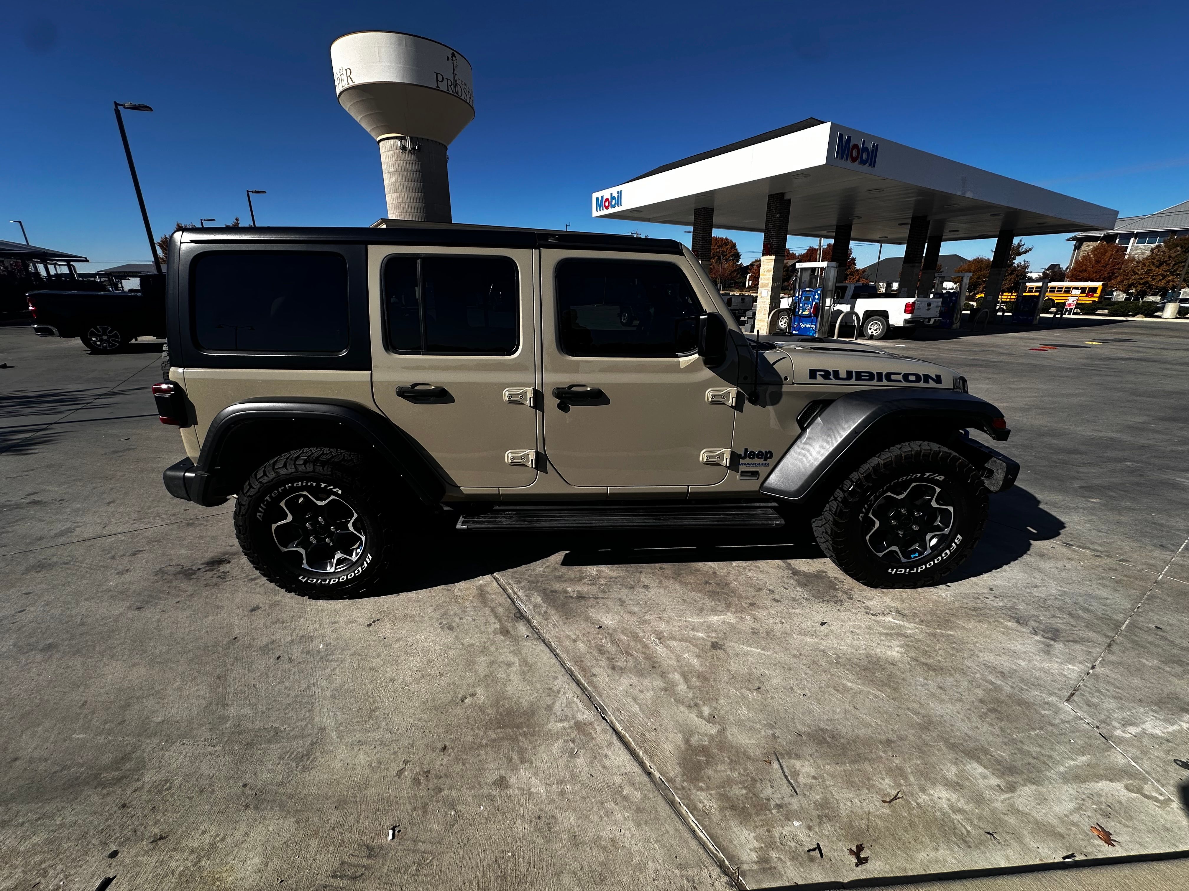 Used 2022 Jeep Wrangler Unlimited Rubicon 4xe w/ Steel Bumper Group AWD/4WD image 2