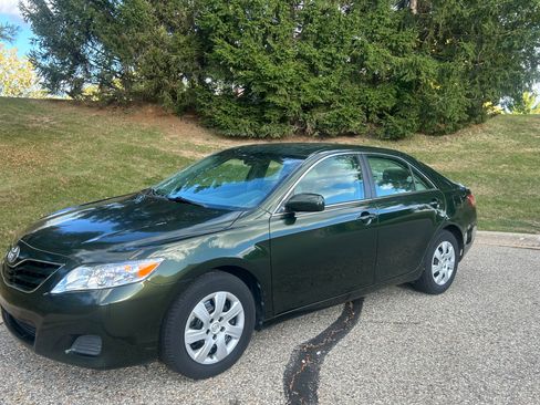 Used 2011 Toyota Camry image 2