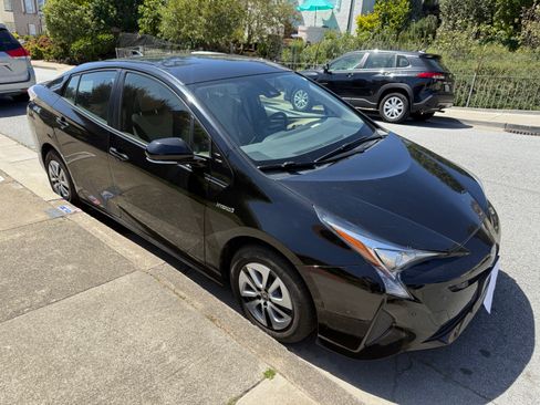 Used 2018 Toyota Prius Two w/ Prius Two Safety Plus Package FWD image 8