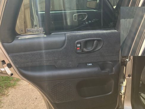 Used 2001 Chevrolet Blazer LS w/ Preferred Equipment Group image 12